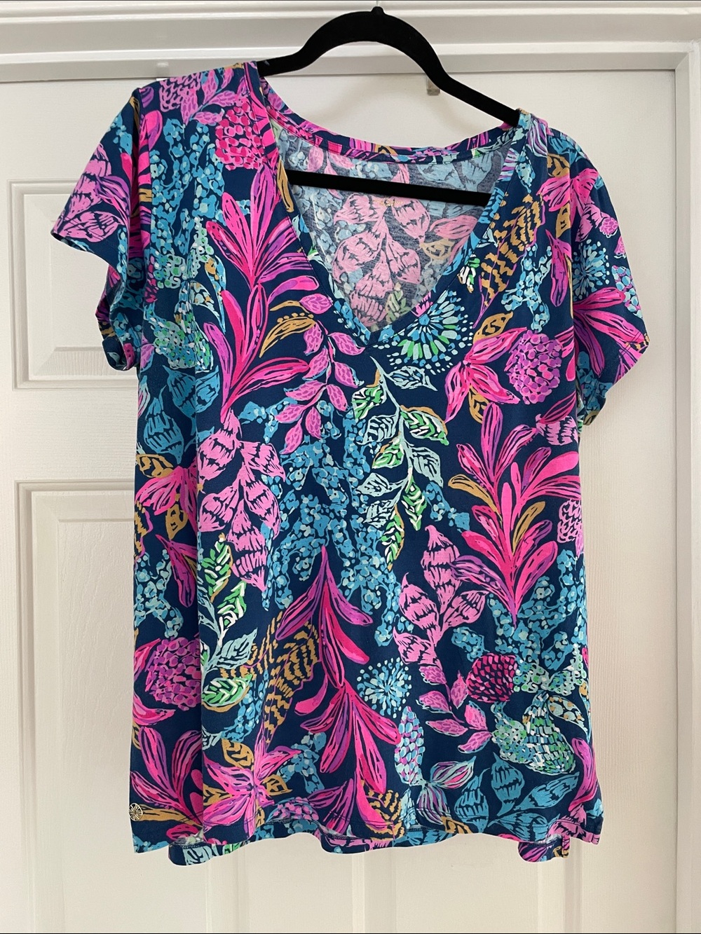 Lilly Pulitzer XL Navy V-Neck Short Sleeve Meredith T shirt - Picture 1 of 9